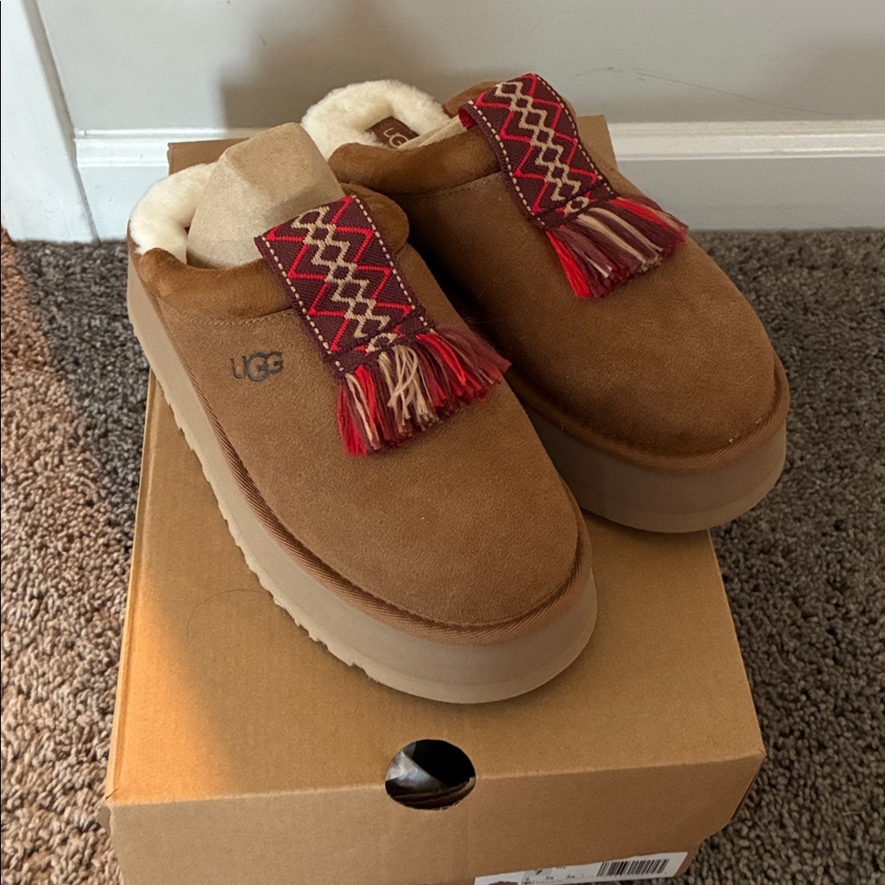 UGG TAZZLE CHESTNUT
SHEARLING SUEDE PLATFORM
SHOES Size 7